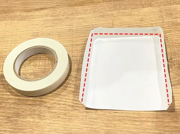 メモに両面テープを貼る写真（撮影：grapeライフハック編集部）