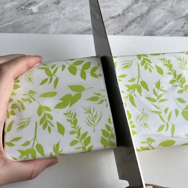 包丁でティッシュを半分に切っている様子（撮影：grapeライフハック編集部）