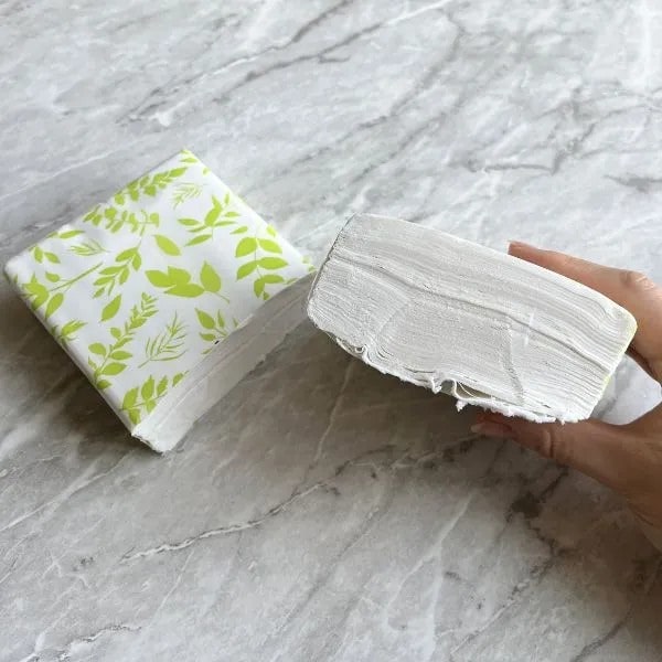 半分に切ったティッシュの様子（撮影：grapeライフハック編集部）