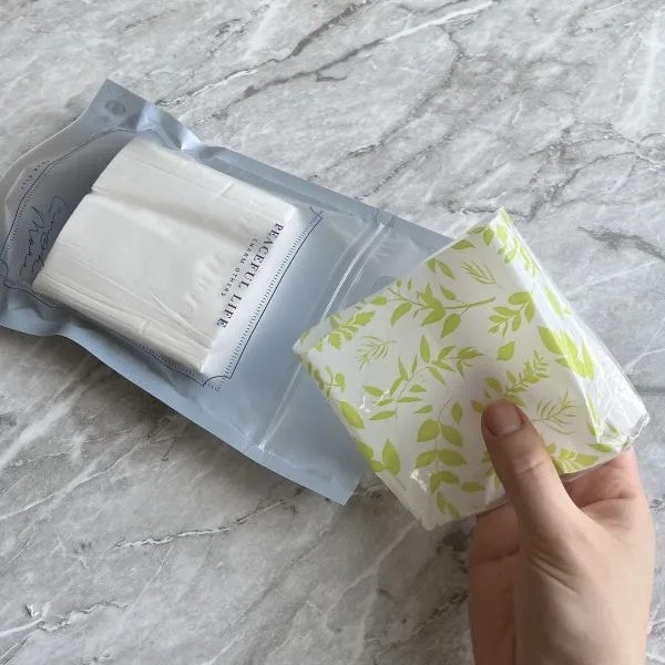 ラッピング袋にティッシュを入れてジッパーを閉じた様子（撮影：grapeライフハック編集部）