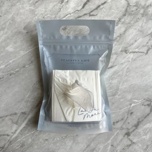 完成したハーフティッシュを手に持った様子（撮影：grapeライフハック編集部）