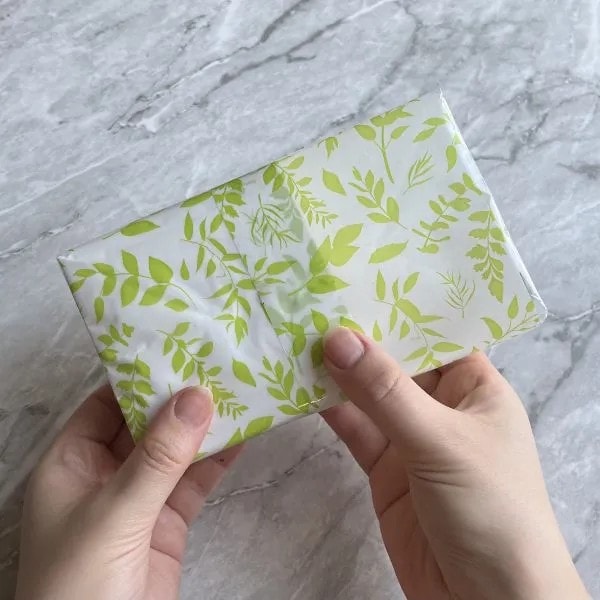 残り半分のティッシュに外袋をかぶせた様子（撮影：grapeライフハック編集部）