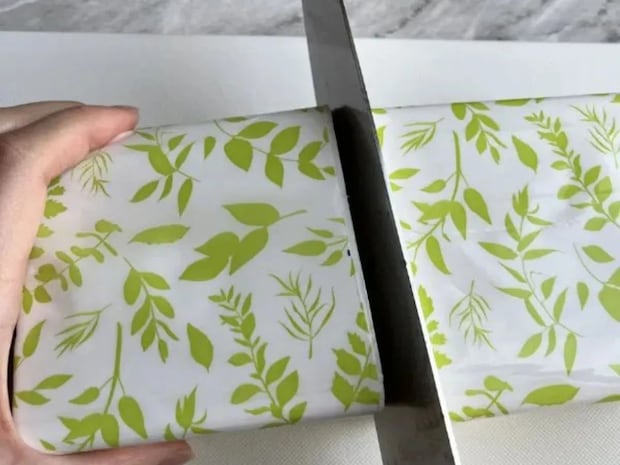 ソフトパックティッシュを包丁で真っ二つ！　思わぬ活用法に「目からウロコ」「真似したい」