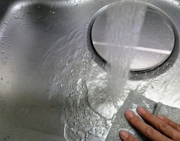 コンロ掃除（撮影：grapeライフハック編集部）