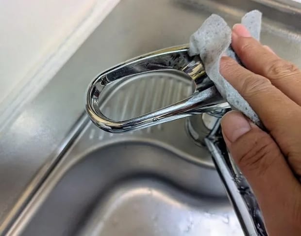 レバーハンドル掃除前（撮影：grapeライフハック編集部）