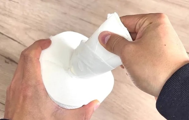 『トイレットペーパーの芯を外して持ち運ぶ方法』の写真（撮影：キジカク）