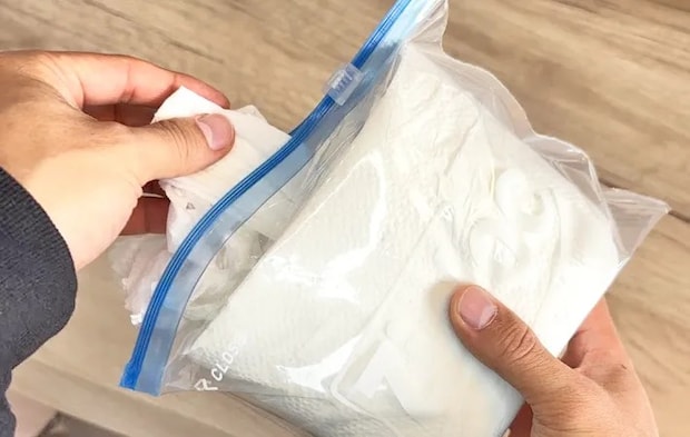 『トイレットペーパーの芯を外して持ち運ぶ方法』の写真（撮影：キジカク）