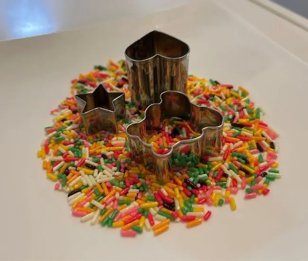 チョコスプレーの上に型を置いた様子（撮影：grapeフード編集部）