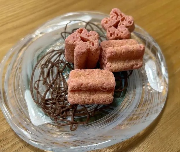 固まったチョコレートを皿に盛りつけた様子（撮影：grapeフード編集部）