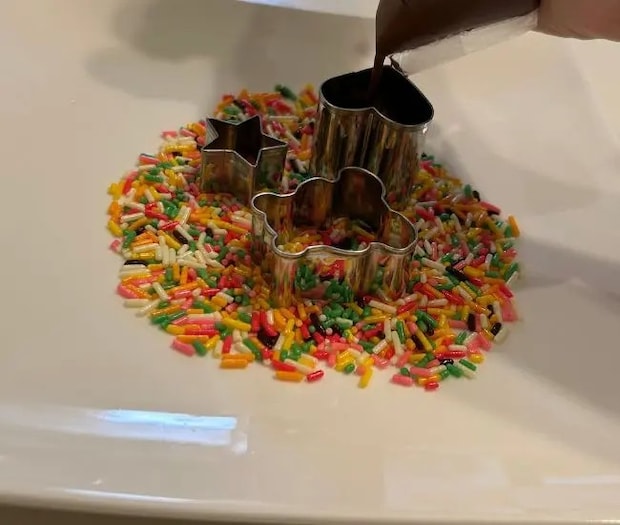 型の中にチョコレートを流し入れている様子（撮影：grapeフード編集部）