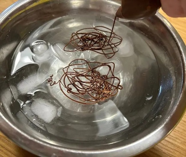 氷水の上にチョコレートを垂らしている様子（撮影：grapeフード編集部）