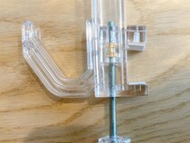 『セリア』で買った透明なフック　思わぬ使い道に「家中がすっきり！」「何個でも欲しい」