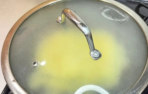 『カリカリ焼きそば』を蒸し焼きにする写真（撮影：キジカク）