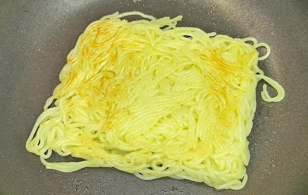 袋麺をフライパンで焼く写真（撮影：キジカク）