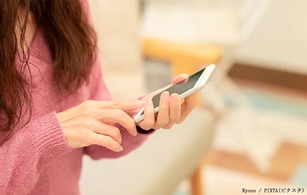 スマホを触る女性の写真