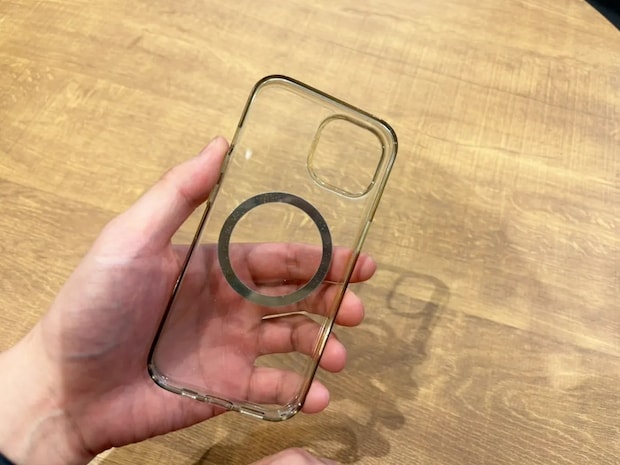 【検証】3年間未清掃のスマホを検査！　カバーの内側を顕微鏡で見てみたら…？