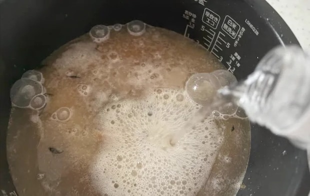 炭酸水を入れているところ（撮影：エニママ）