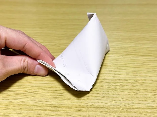 トイレットペーパーの芯の両端を潰して曲げている画像（撮影：grapeライフハック編集部）