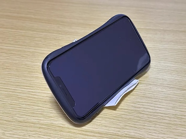 トイレットペーパーの芯で作ったスマホスタンドにスマホを置いている画像（撮影：grapeライフハック編集部）