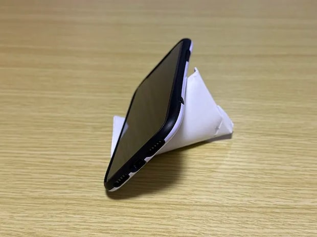 トイレットペーパーの芯で作ったスマホスタンドにスマホを置いている画像（撮影：grapeライフハック編集部）