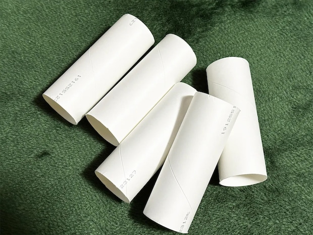 20秒で作れる! トイレットペーパーの芯をスマホスタンドにする方法に「この手があったか」