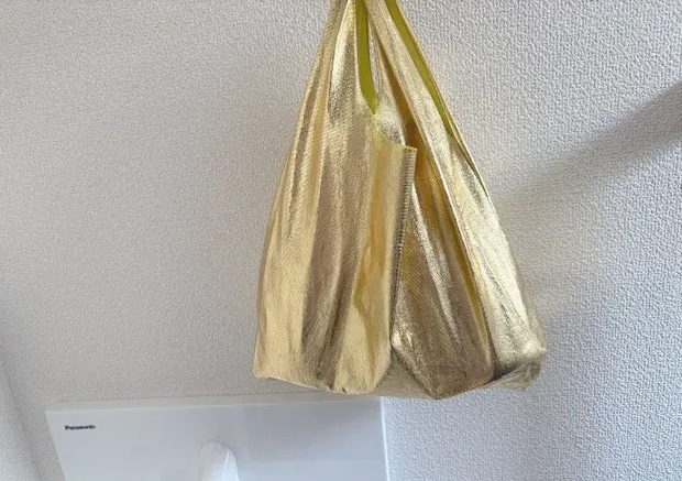 壁にかけたエコバッグの画像（撮影：エニママ）