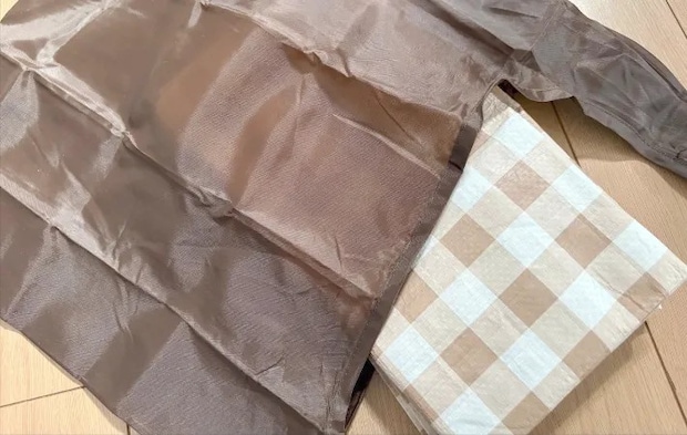 エコバッグにレジャーシートを収納する画像（撮影：エニママ）