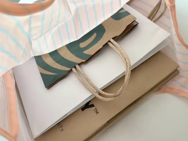 エコバッグをトイレで吊るすと…　買い物以外の使い道に「これアリ！」【活用法3選】