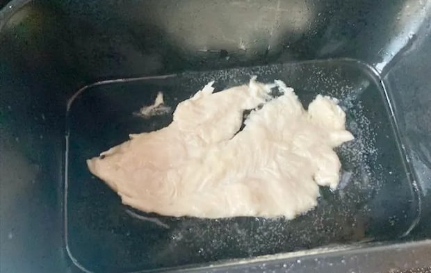 ささみを揚げる画像（撮影：エニママ）