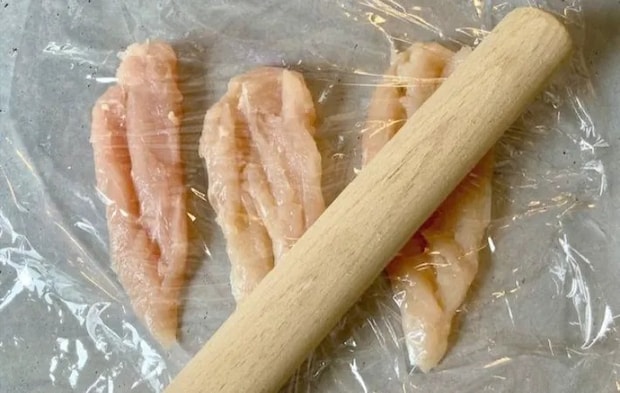 ささみ肉を叩いている画像（撮影：エニママ）