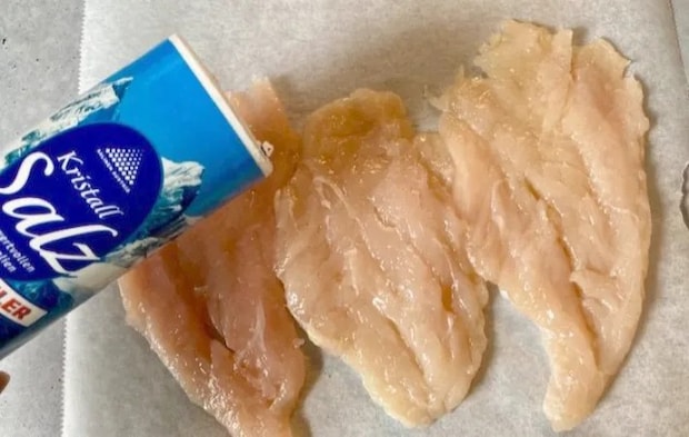ささみに塩を振る画（撮影：エニママ）
