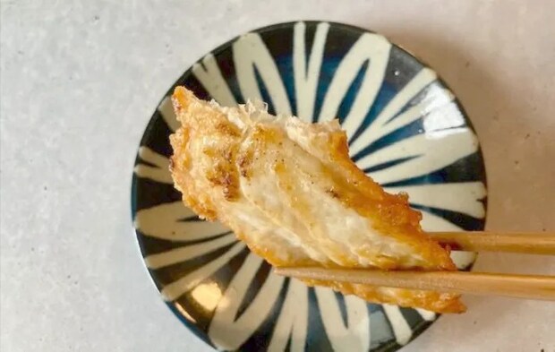 ささみ肉を箸で持ち上げている画像（撮影：エニママ）