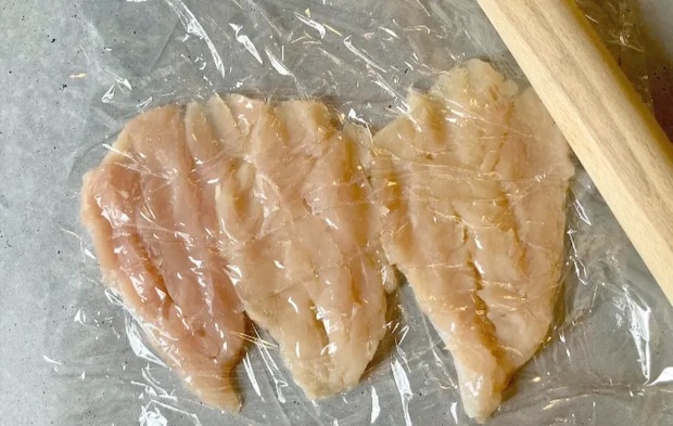 ささみを叩く画像（撮影：エニママ）