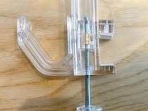 『セリア』で買った透明なフック　思わぬ使い道に「家中がすっきり！」「何個でも欲しい」