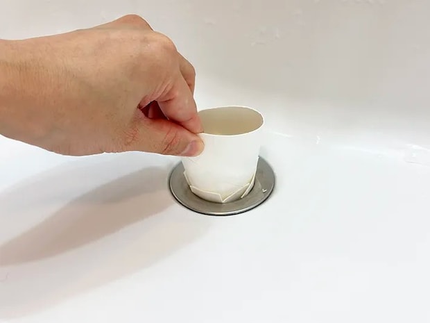 加工したトイレットペーパーの芯を排水口に入れた画像（撮影：grapeライフハック編集部）