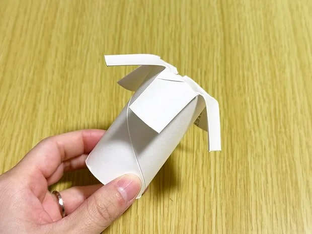 トイレットペーパーの芯をカットした後外側に開いている画像（撮影：grapeライフハック編集部）