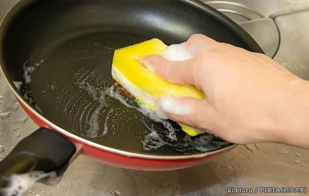 フライパンを洗う写真