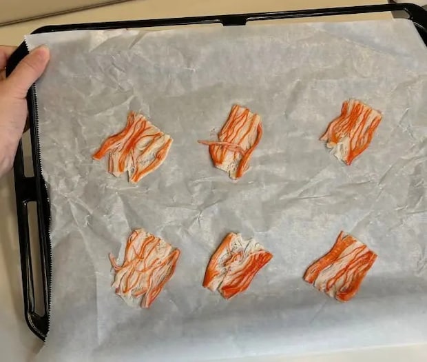 カニカマを平らに広げた様子（撮影：grapeフード編集部）