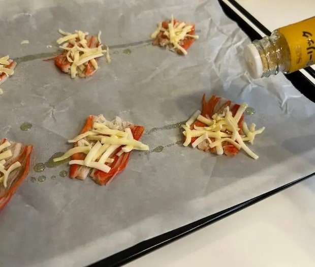 ガーリックパウダーを振りかけた様子（撮影：grapeフード編集部）