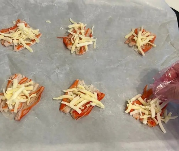 カニカマにチーズをのせた様子（撮影：grapeフード編集部）