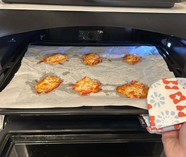 焼き上がったカニカマの様子（撮影：grapeフード編集部）