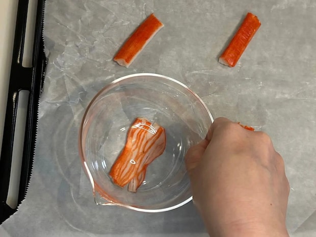 カニカマをコップの底で潰して焼くと? できあがりに「もう1つ!」「手が止まらん」