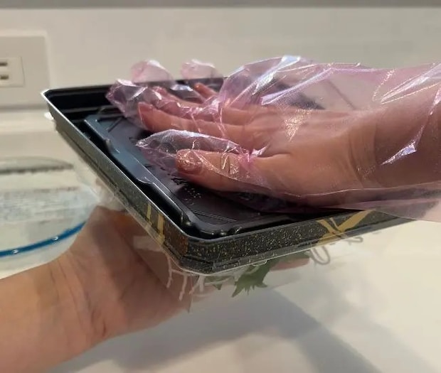 蓋をして裏返している様子（撮影：grapeフード編集部）