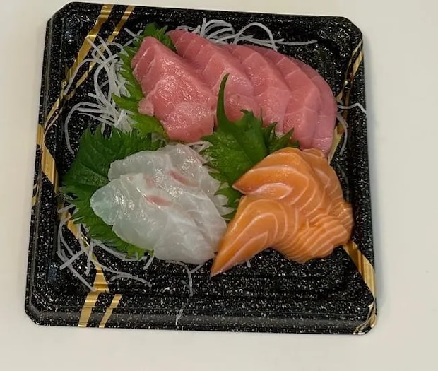 パックの刺身の様子（撮影：grapeフード編集部）