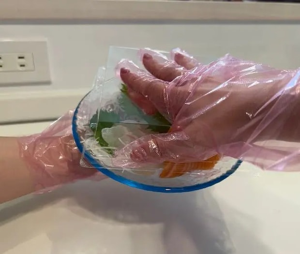 再度裏返している様子（撮影：grapeフード編集部）