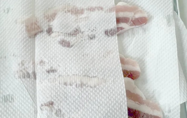 キッチンペーパーで水気を拭き取っている画像（撮影：エニママ）