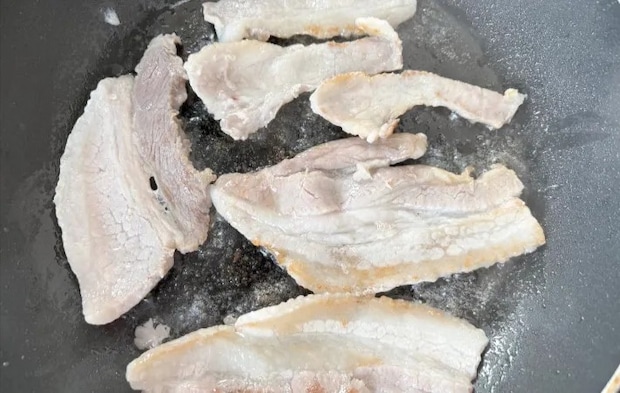 肉を焼いている画像（撮影：エニママ）