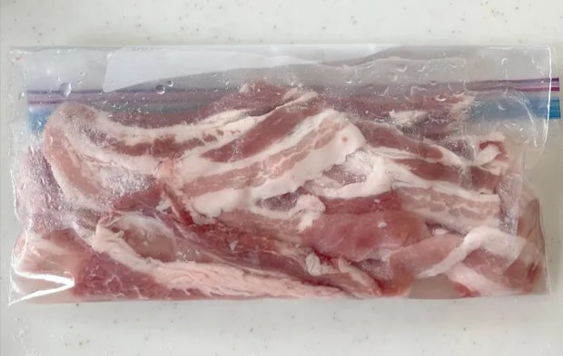 肉を漬け込んでいる写真（撮影：エニママ）