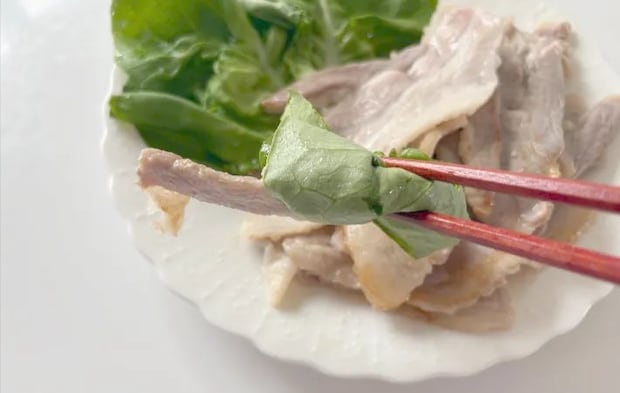 サラダ菜で肉を巻いた画像（撮影：エニママ）