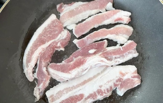 豚肉を焼いている画像（撮影：エニママ）